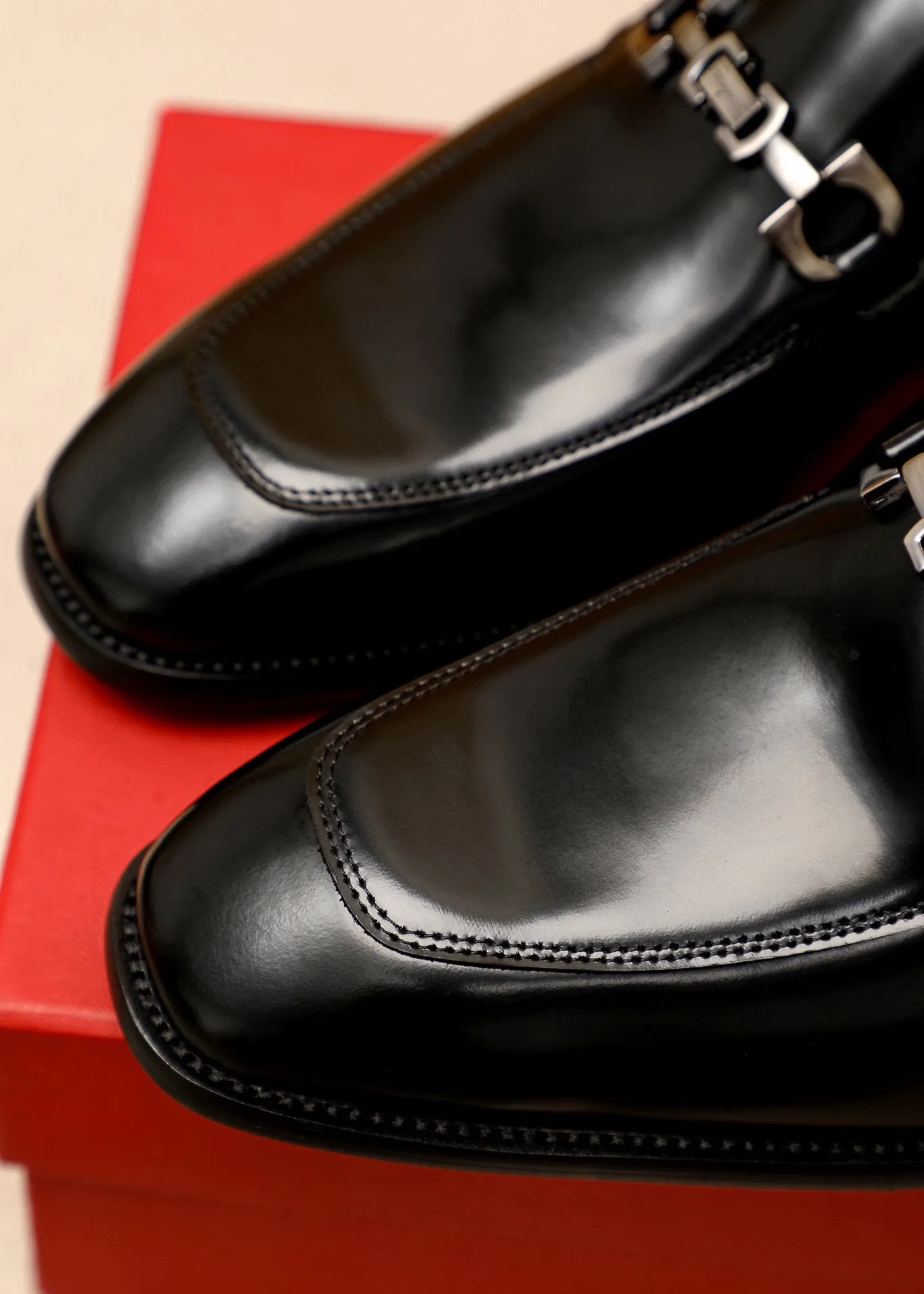 Men's shoes 💰460 💐 Product trademark: Ferragamo "Ferragamo" casual leather shoes Regular size: 38-44 (custom-made for 45🉑️) Product materials: Selected imported first-layer open-edge beaded cowhide upper + original hardware buckle, imported water-dyed cowhide leather lining. Strong three-dimensional visual effect, combined outsole Color: 3⃣️colors available